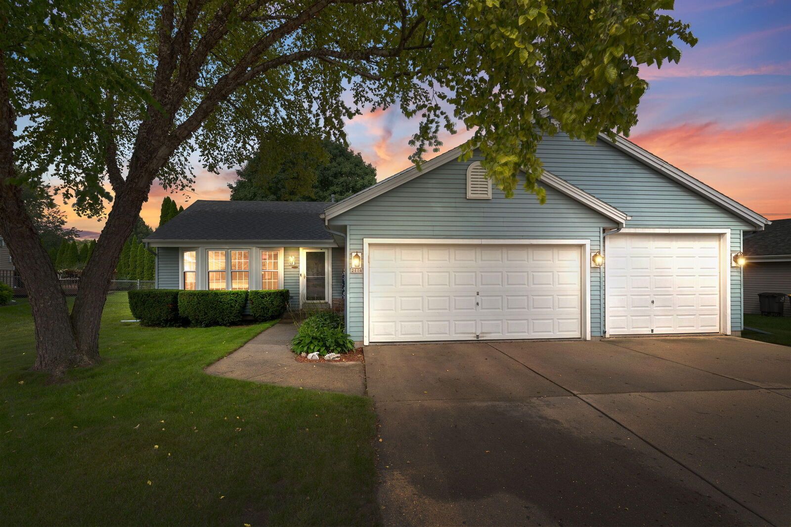 Property Photo:  2114 Somerset Ct  WI 53186 