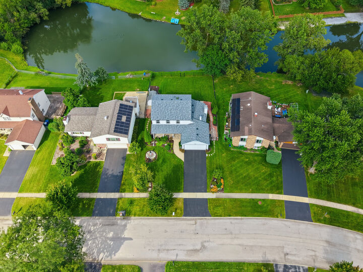 Property Photo:  969 E Castlewood Lane  IL 60103 