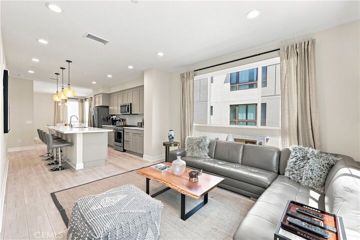 Property Photo:  2931 Exposition Pl 5  CA 90018 