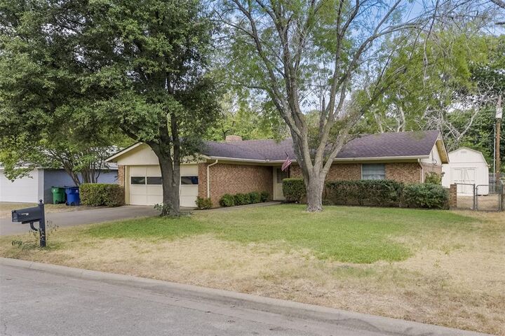 Property Photo:  102 Alamo Street  TX 75165 