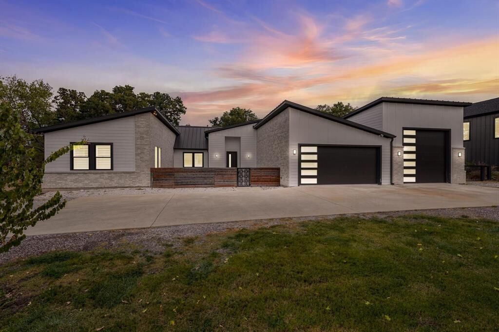 Property Photo:  211 Shahan Drive  TX 76208 