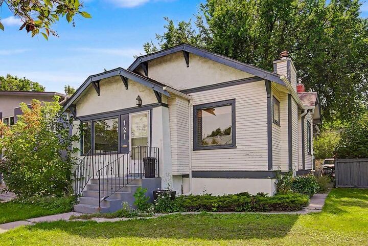 Property Photo: 121 10 Avenue NE AB T2E 0W8