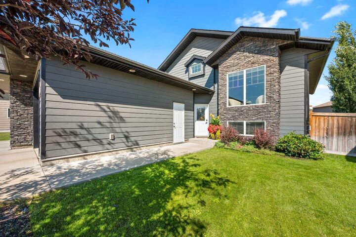 Property Photo:  2715 73 Avenue 33  AB T9V 3L7 