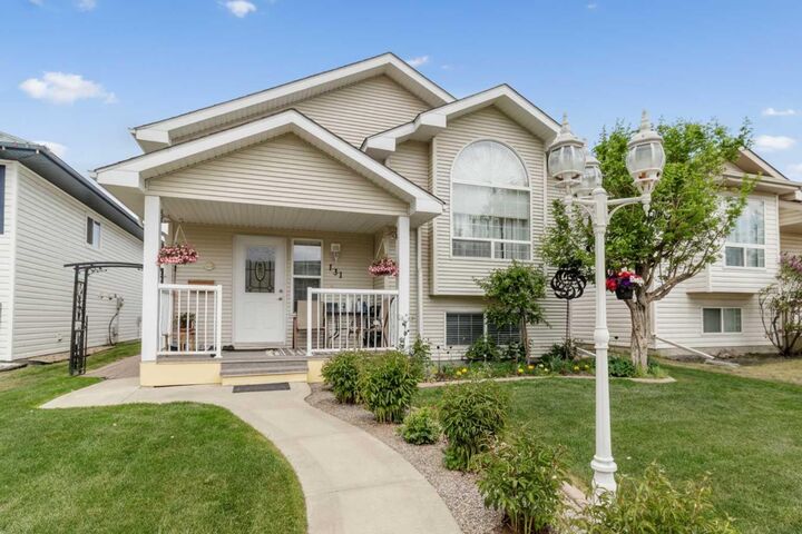 Property Photo:  131 Deschner Close  AB T4R 3C4 