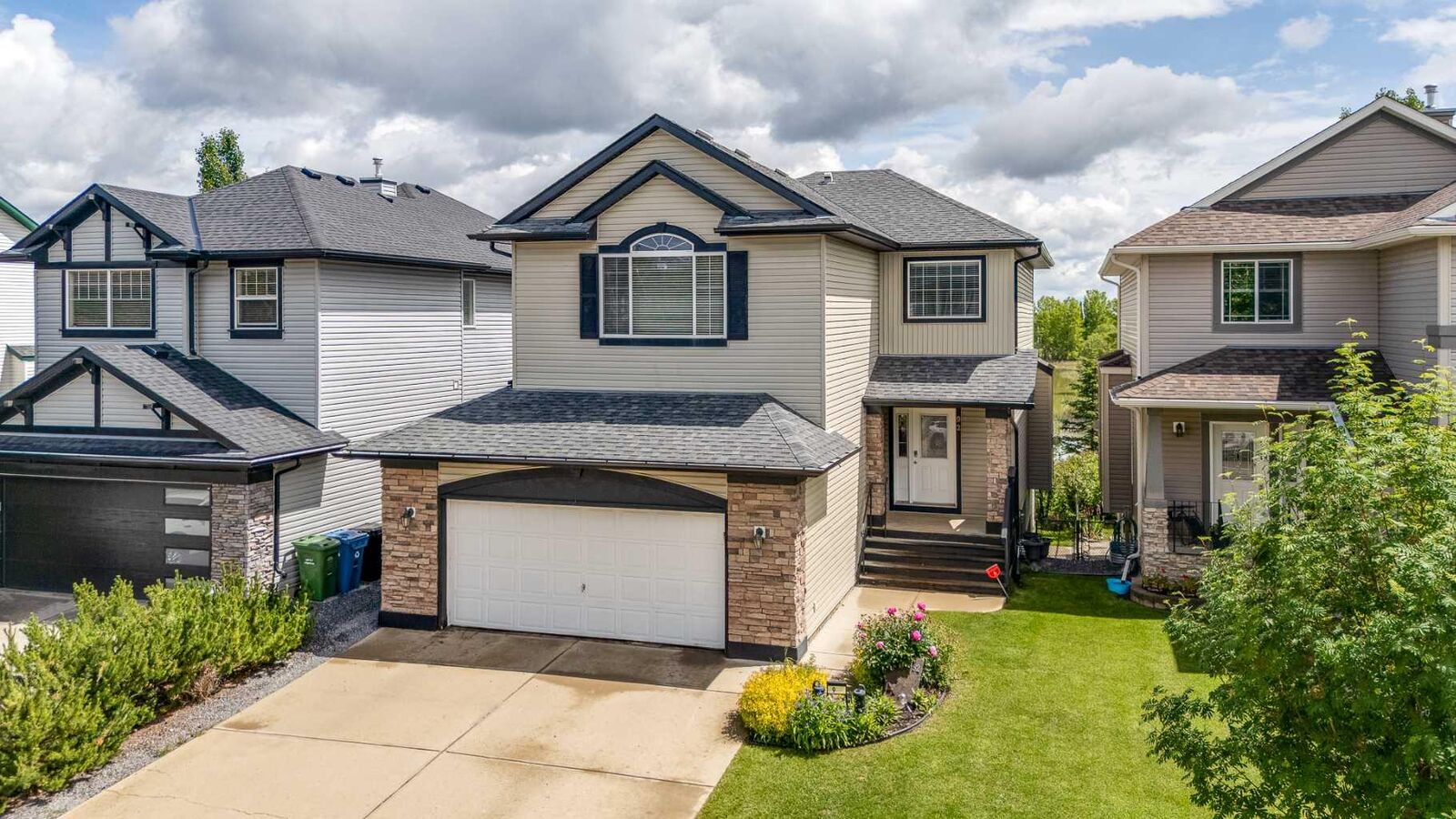 Property Photo:  92 Everhollow Way SW  AB T2Y 4R7 