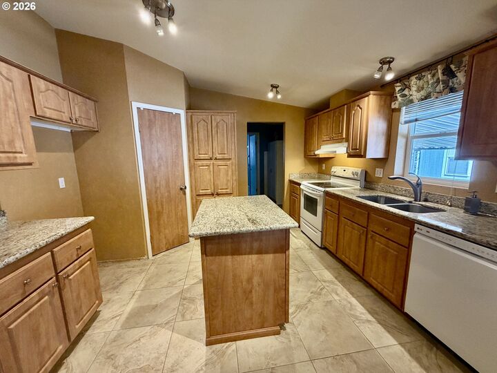 Property Photo:  1699 N Terry St 111  OR 97402 