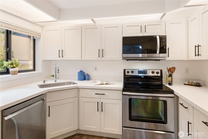 Property Photo:  1819 N 107th Street 103  WA 98133 