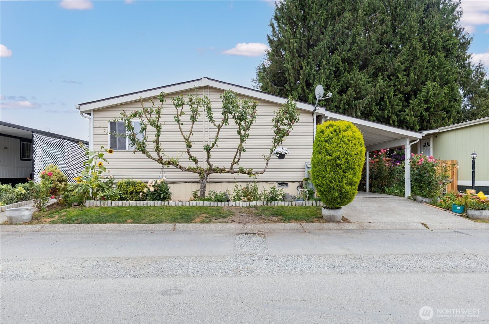 Property Photo:  607 SE 37th Street 94  WA 98002 