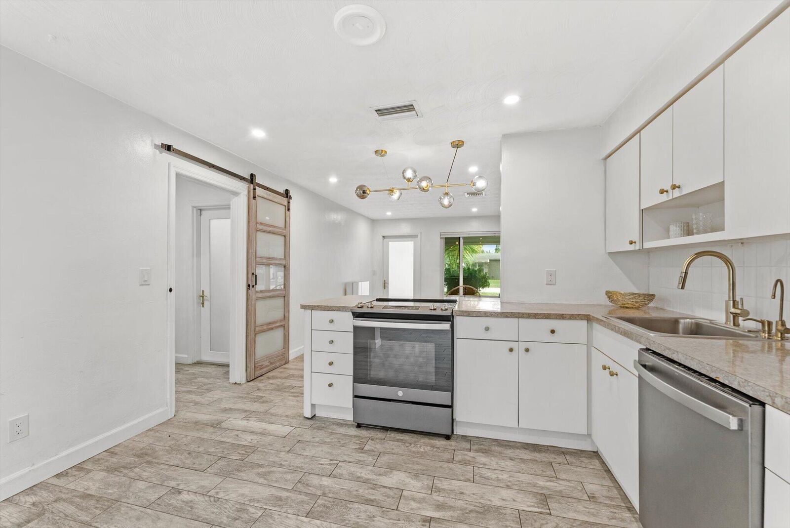 Property Photo:  4641 SW 25th Terrace  FL 33312 