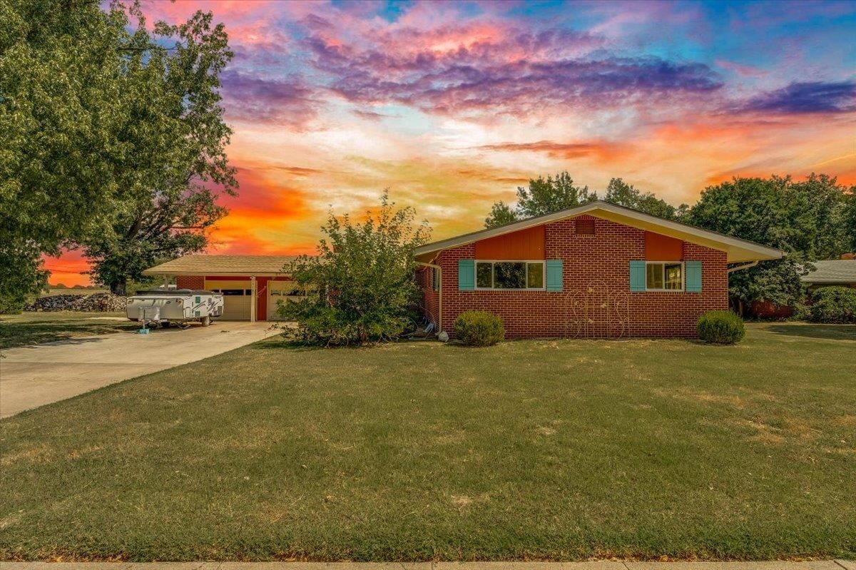 Property Photo:  1610 W 34th St N  KS 67204 