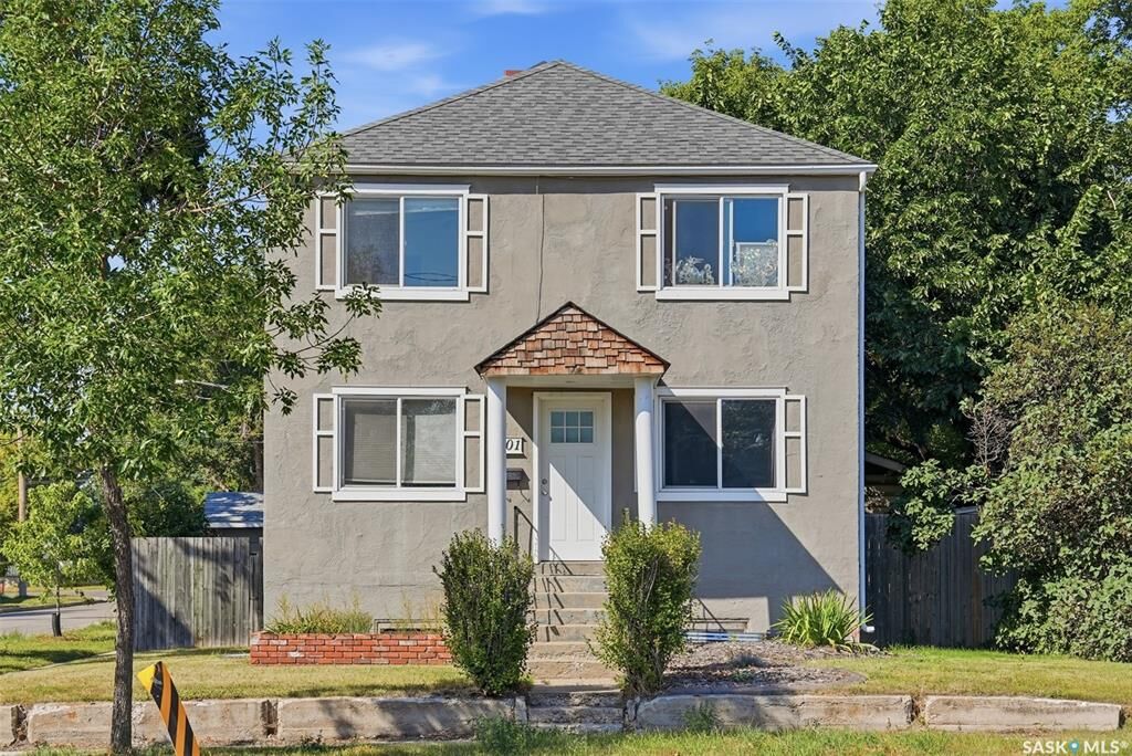 Property Photo: 201 H Avenue N SK S7L 3B6