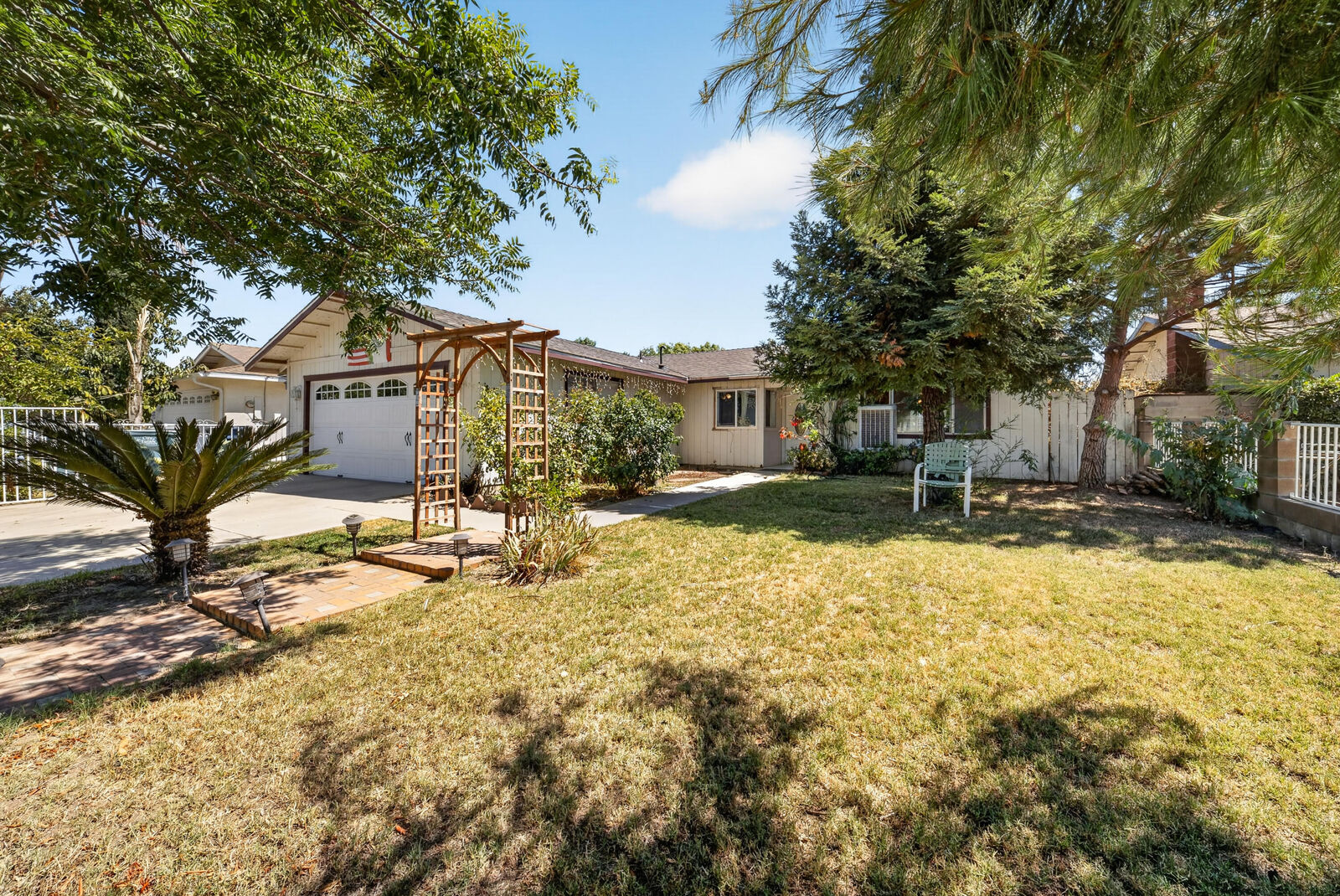 Property Photo:  925 W Maple Avenue  CA 93274 