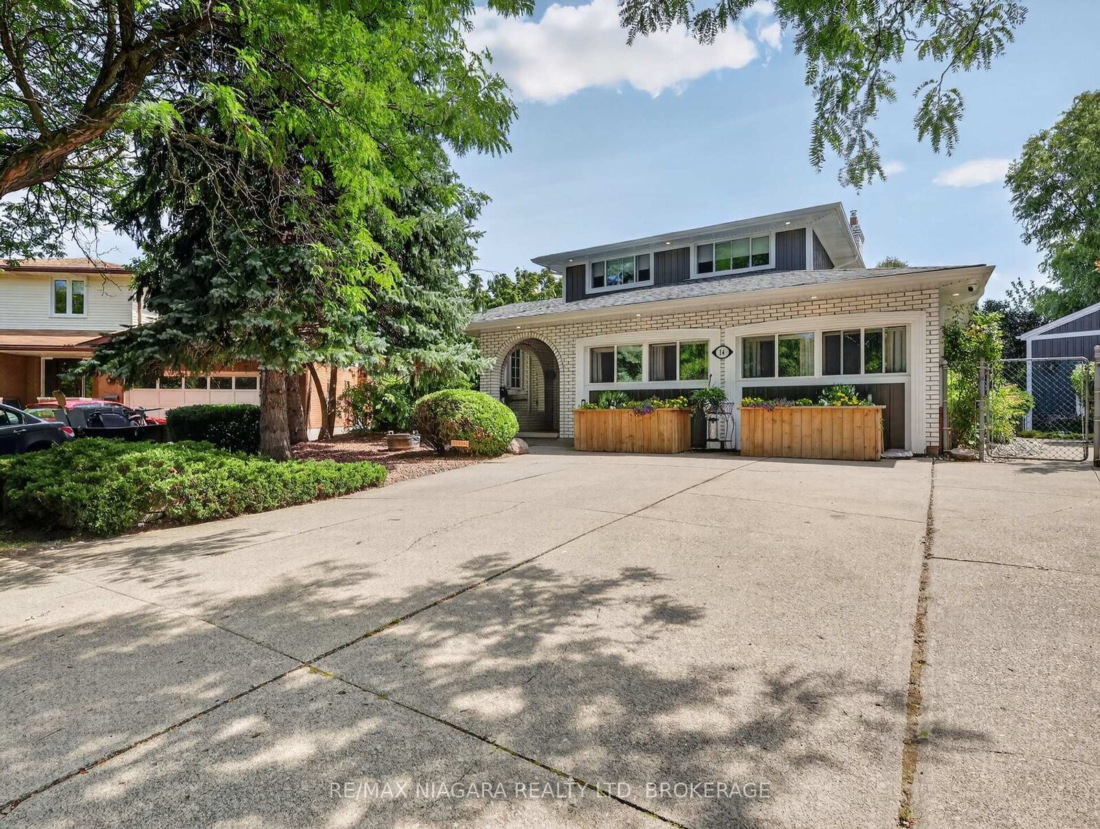 Property Photo: 14 Fairlawn Court ON L2M 7K4