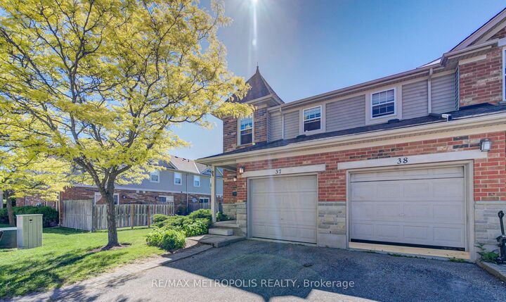 Property Photo:  124 Gosling Gardens 37  ON N1G 5K6 