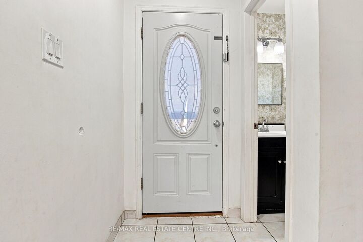 Property Photo:  44 Franklin Court 49  ON L6T 3Z1 