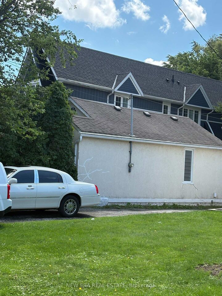 Property Photo: 954 Beechwood Avenue ON L5G 4E2