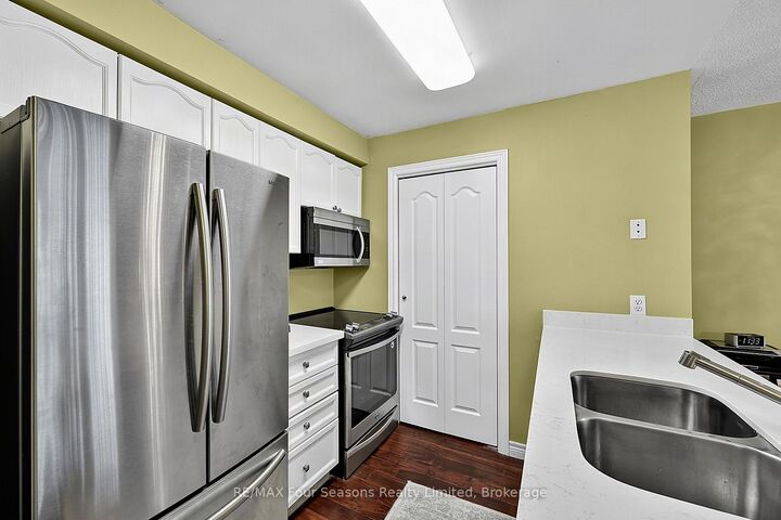 Property Photo: 34 Dawson Drive 839 ON L9Y 5B4