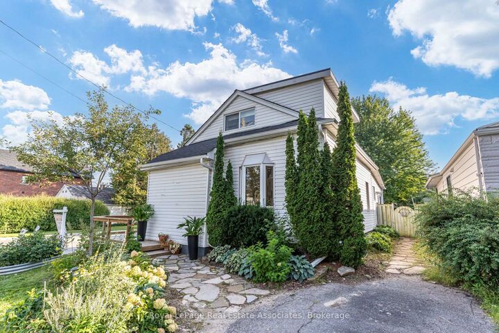 Property Photo: 889 Third Street ON L5E 1C2