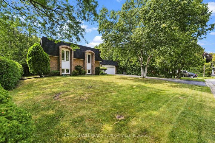 Property Photo: 244 Willowridge Court ON L6L 5J2