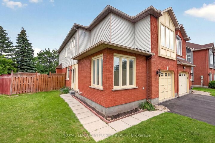 Property Photo: 137 Hunterswood Crescent ON K1G 5W1