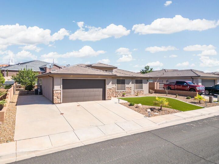 Property Photo: 533 E Sun Dusk Ln UT 84780