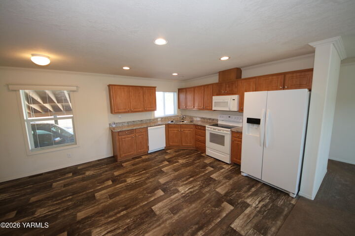 Property Photo: 802 N 40th Ave WA 98908