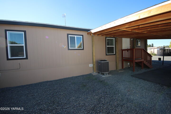 Property Photo:  802 N 40th Ave  WA 98908 