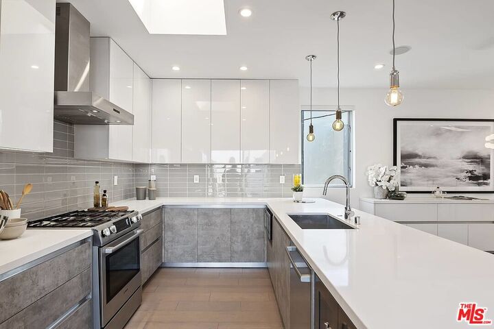 Property Photo:  7190 Formosa Fusion Ct  CA 90046 