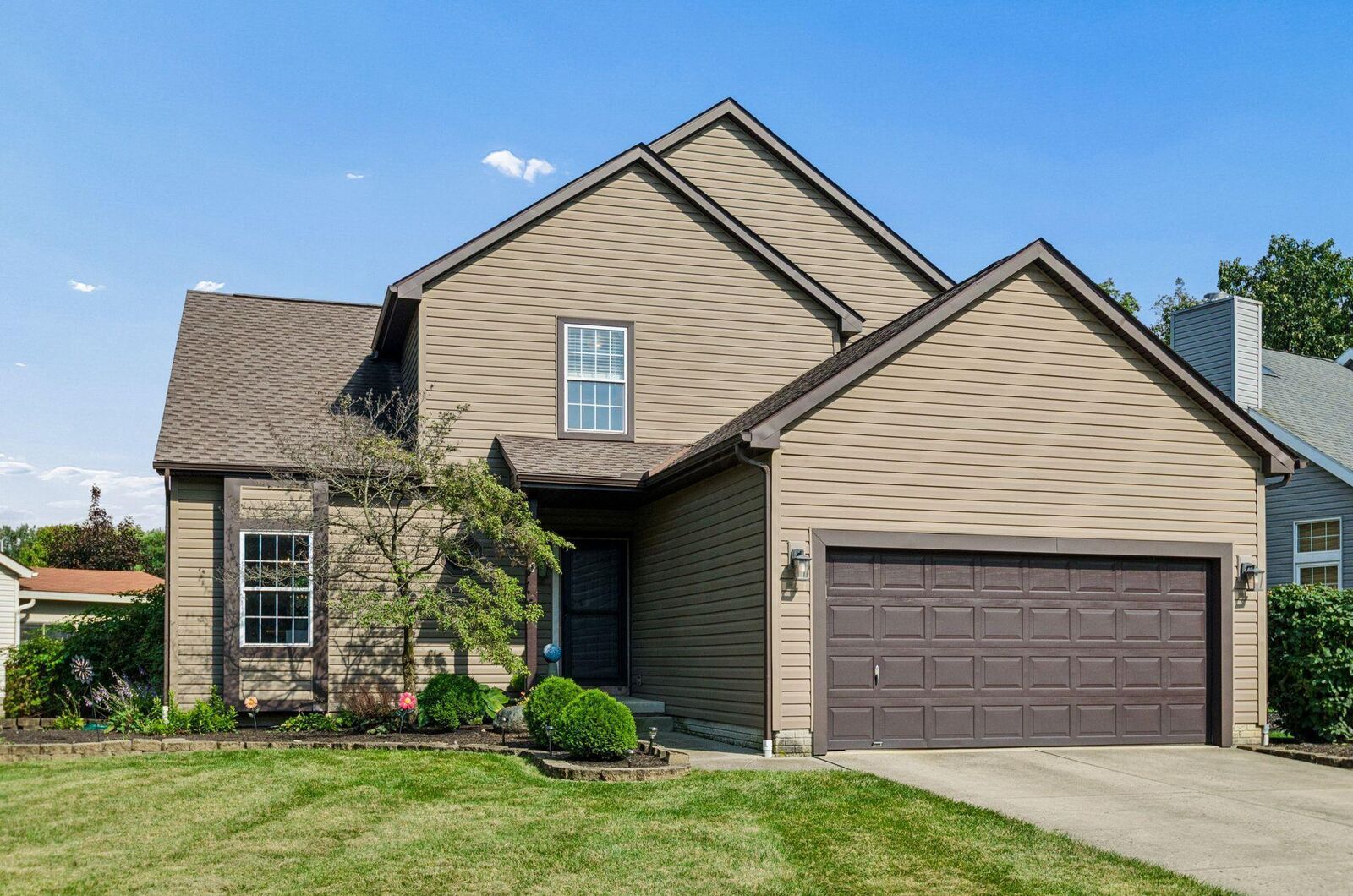 Property Photo: 1572 Whitcombe Way OH 43228