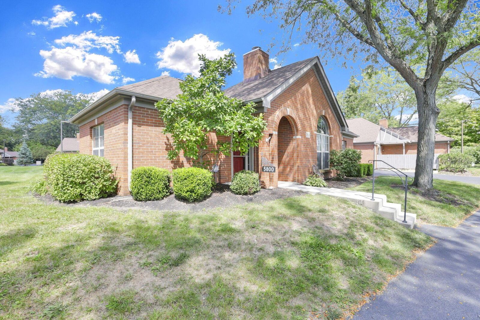 Property Photo:  5800 Locbury Lane  OH 43016 