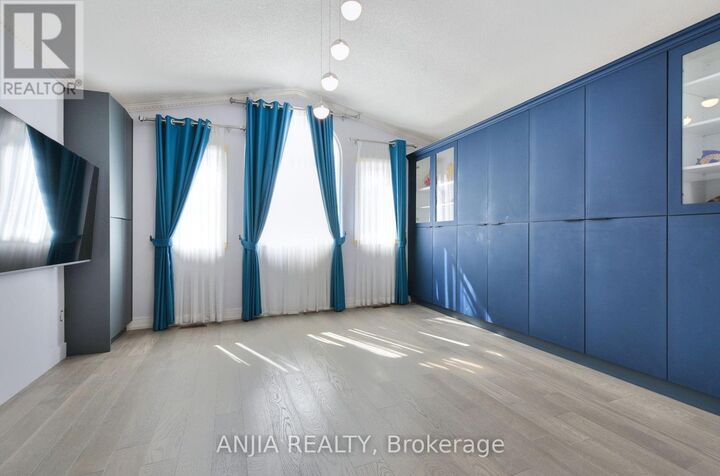 Property Photo: 127 Tomlinson Circle ON L3R 9K4