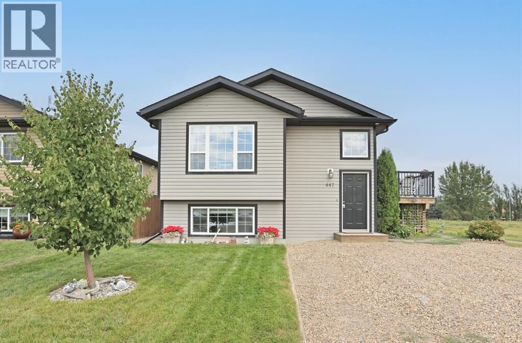 Property Photo:  447 Emerson Avenue East  AB T0J 0Z0 