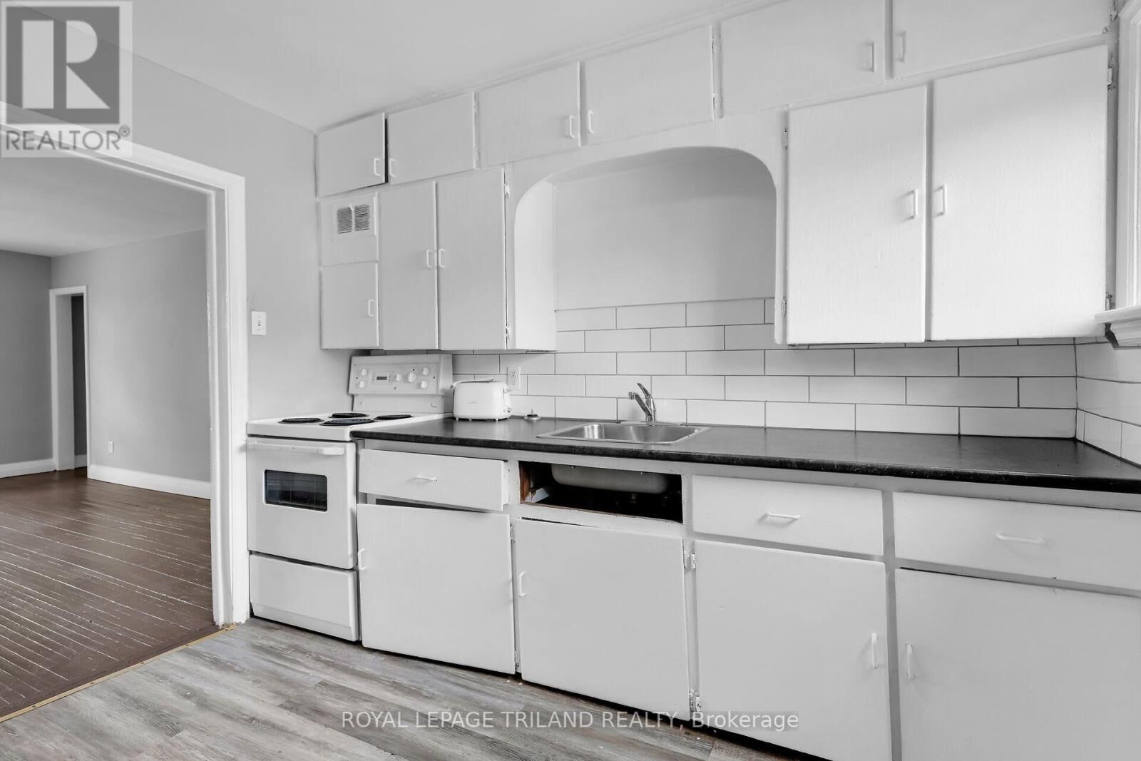 Property Photo:  204 Colborne Street C  ON N6B 2S2 
