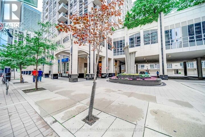 Property Photo: 763 Bay Street 1215 ON M5G 2R3
