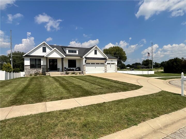 Property Photo:  1612 Hunters Pointe Court  IL 62549 