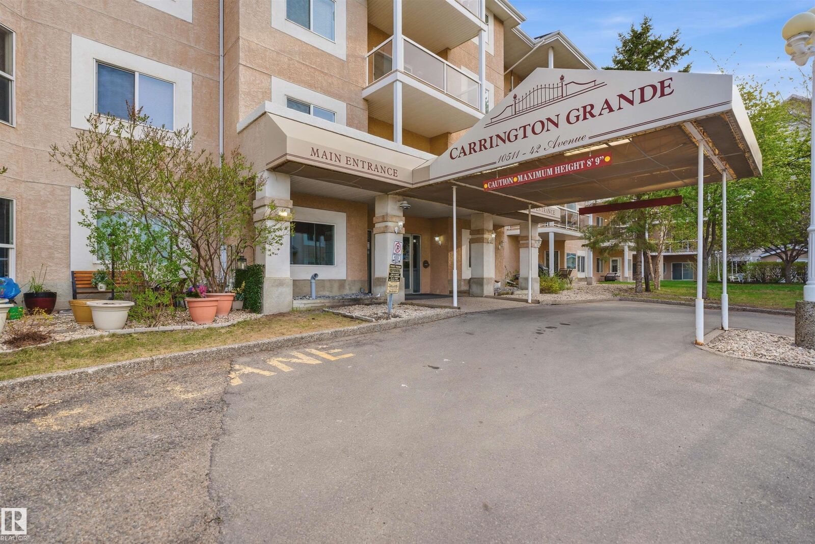 Property Photo: 10511 42 Avenue NW 124 AB T6J 7G8