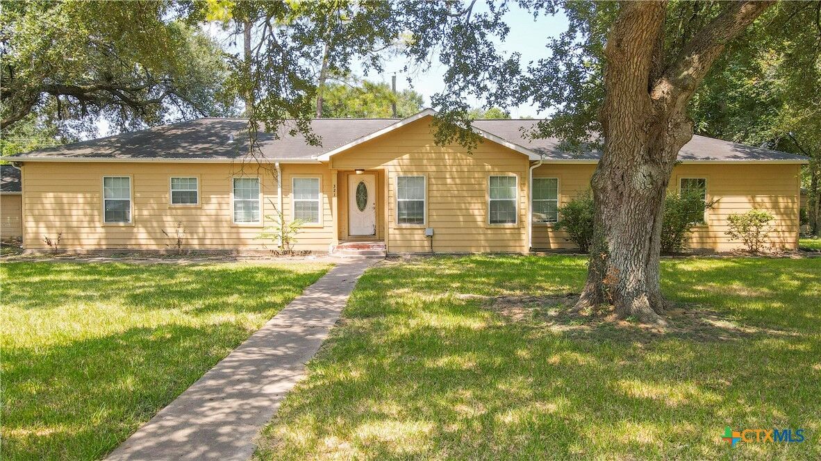 Property Photo: 321 Circle Drive TX 77488