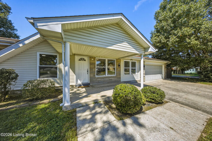 Property Photo:  109 N Circlecrest Dr  KY 40229 