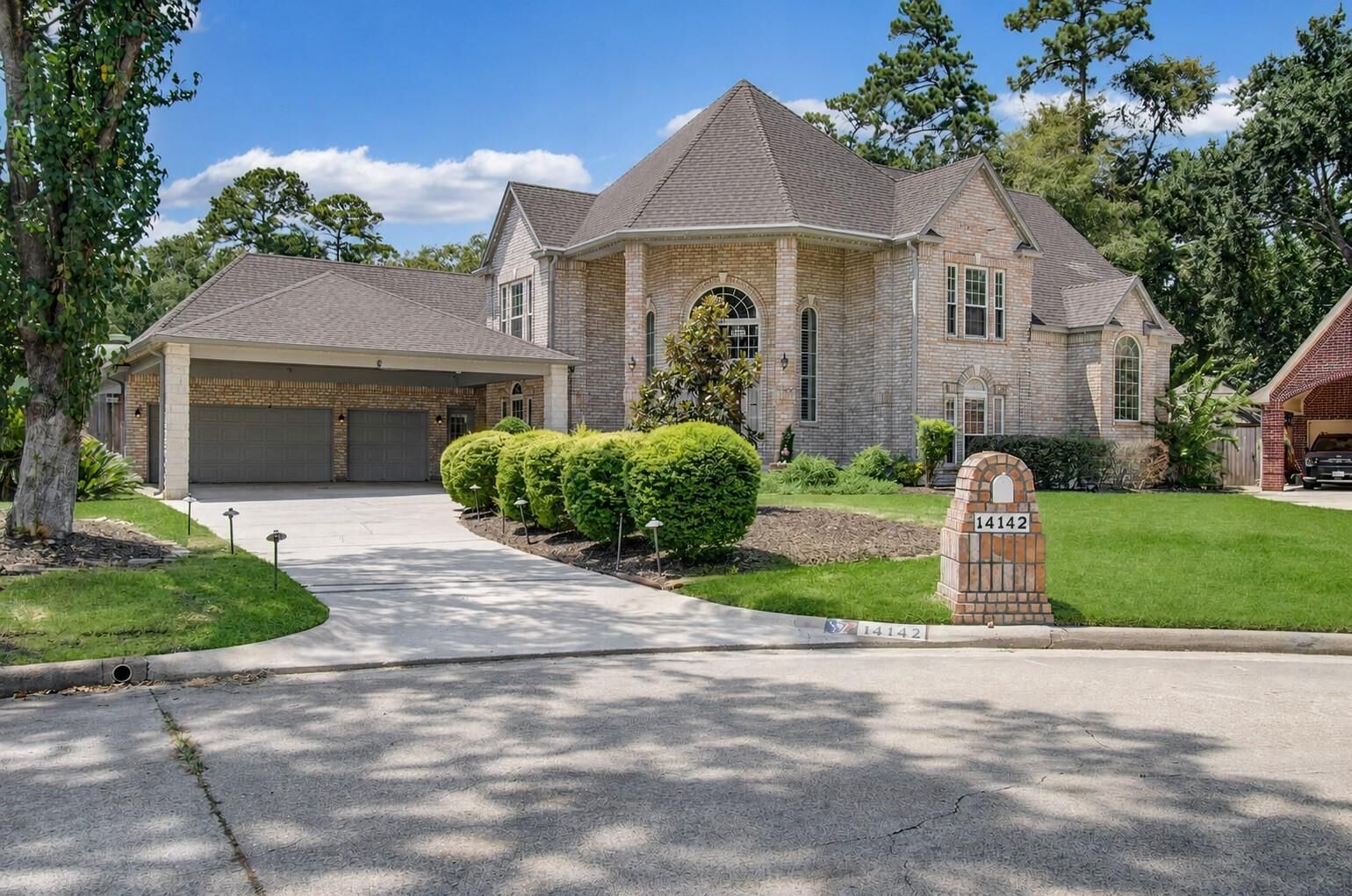 Property Photo: 14142 Champion Village Drive TX 77069