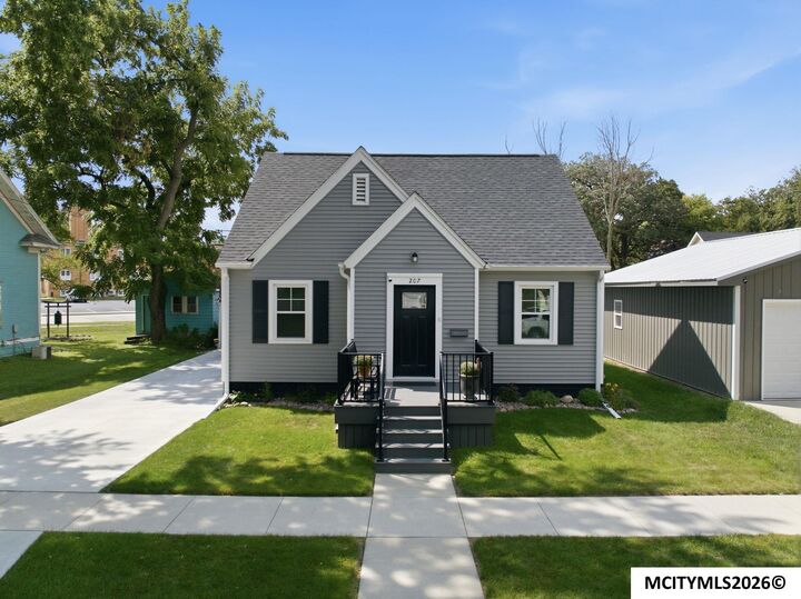 Property Photo:  207 N 7th St  IA 50428 