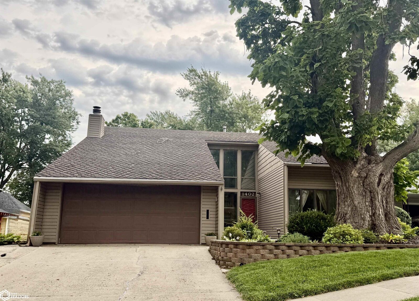 Property Photo: 1402 Hazel Street IA 50022