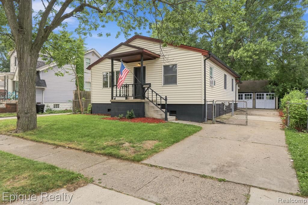 Property Photo:  22095 Elmwood Avenue  MI 48021 2113 