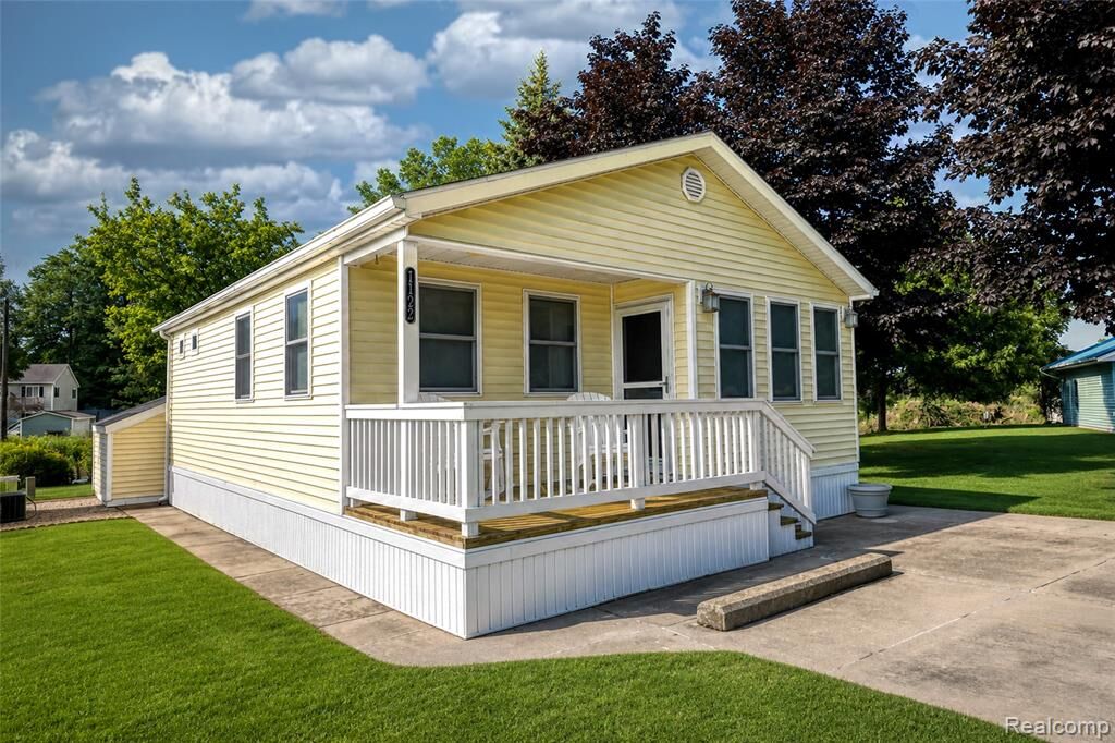Property Photo: 7122 Ben Franklin Drive MI 48450 9247