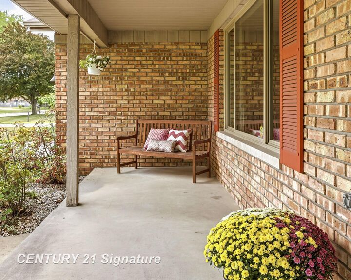 Property Photo:  4331 Hilray Drive  MI 48638 