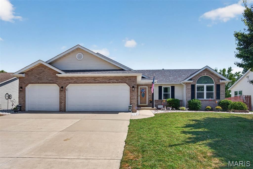 Property Photo:  32 Oakbrooke  IL 62294 
