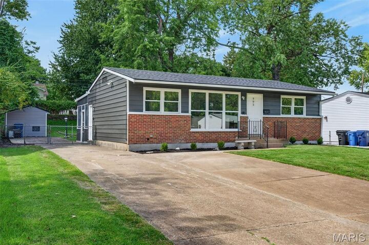Property Photo: 905 Campion Lane MO 63031