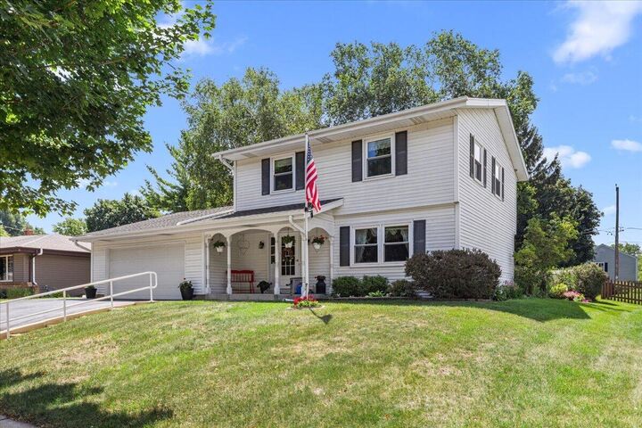 Property Photo: 1713 Howlett Ln WI 53186