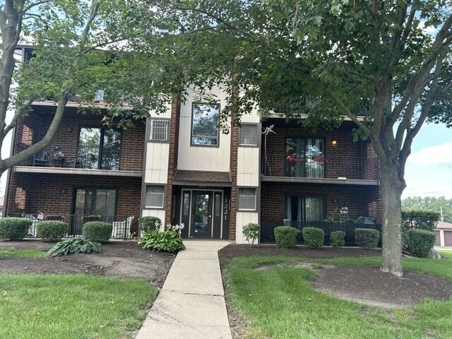 Property Photo:  1221 Chalet Road 200  IL 60563 
