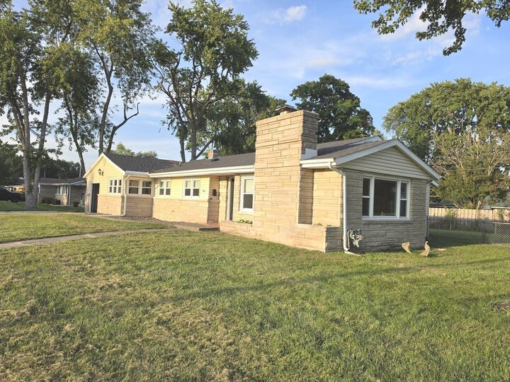 Property Photo:  906 Snyder Drive  IL 61701 