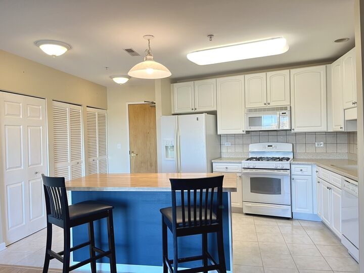 Property Photo:  14 S Prospect Street 405  IL 60172 